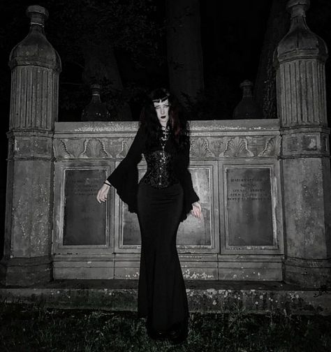 Ig: afteer.darck #tradgoth #goth #cemetery Goth Nun, Goth Cemetery, Cemetery Photoshoot, Goth Outfit Ideas, Gothic Room, Gothic Outfits, Goth Outfits, Graveyard, Outfits Ideas