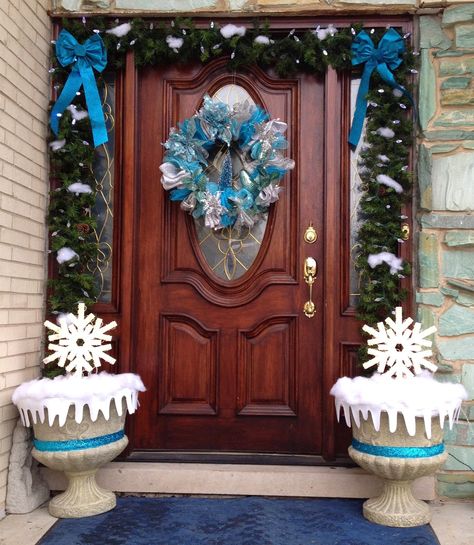 Frozen Front Door Decor, Frozen Arendelle, Door Christmas Decorations, Frozen Christmas Tree, Door For Christmas, Arendelle Frozen, Christmas Decorations Ideas, Best Front Doors, Front Door Christmas