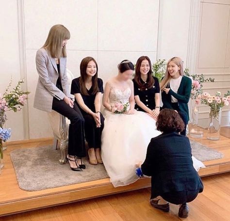 Jennie at Jisoo’s brother wedding Dara Kpop, Blackpink Funny, Hyun Bin, Rosé Blackpink, Blackpink Photos, Black Pink Kpop, Kiss You, Blackpink Fashion, Blackpink Rose