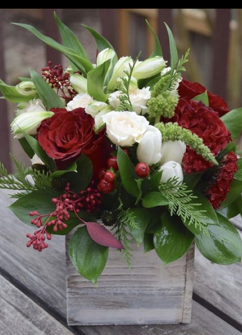 Small Christmas Floral Arrangements Diy, Boho Christmas Flower Arrangements, Christmas Flowers Centerpieces, Christmas Floral Centerpieces, Winter Flower Arrangements, Holiday Floral Arrangements, Winter Floral Arrangements, Holiday Flowers, Christmas Flower Arrangements