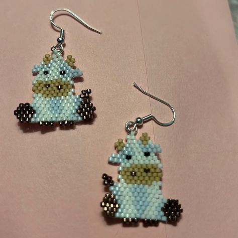 Sitting Moo Cow Earrings Beaded Cow Earrings, 90s Crafts, Delica Earrings, Seed Bead Bracelets Tutorials, Cow Earrings, Moo Cow, Seed Bead Crafts, Beaded Things, Beaded Earrings Native