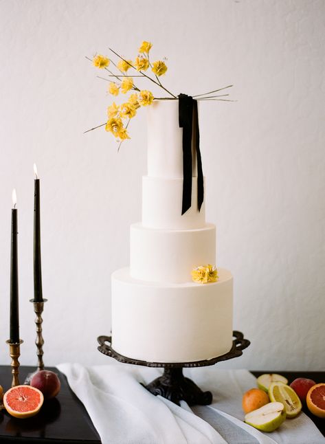 Easy Wedding Cake Decorating, Black And Yellow Wedding, Unconventional Wedding Rings, Yellow White Wedding, Wedding Cake Decorating, Yellow Wedding Cake, Monique Lhuillier Gowns, Wedding Cake Design, Easy Wedding