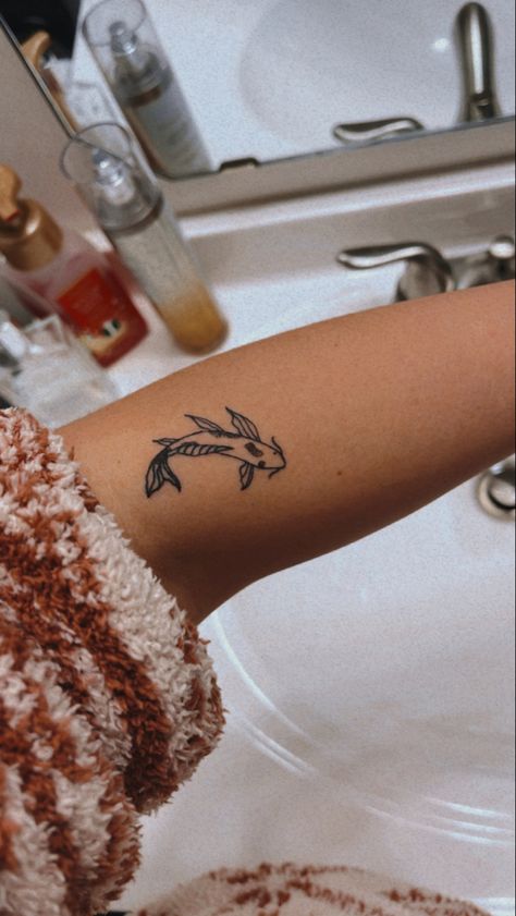 Mini Coy Fish Tattoo, Small Koi Tattoo, Two Koi Fish Tattoo Minimalist, Koi Fine Line Tattoo, Koi Fish Line Tattoo, Sticker Sleeve Tattoo Ideas, Gold Fish Tattoo Simple, Simple Coy Fish Tattoo, Koi Fish Tattoo Fine Line