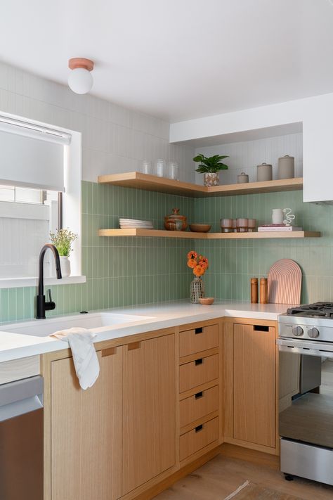 A Townhouse Kitchen with Builder-Grade Features Gets a Fresh Makeover Creative Kitchen Backsplash, White Upper Cabinets, Farm Style Kitchen, Dark Green Kitchen, Builder Grade Kitchen, Green Kitchen Designs, Green Kitchen Cabinets, Creative Kitchen, White Kitchen Design