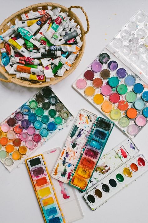 The Best Student Friendly Watercolor Paints // www.myfriendcourt.com Watercolour Pallet, Watercolors Paints, Watercolor Pallet, Rhythm Art, Artist Tools, Best Watercolor, Paint Crafts, Visible Spectrum, Best Student