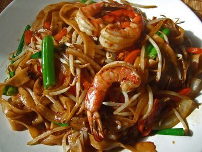 Shrimp Chow Fun Shrimp Chow Fun Recipe, Hawaiian Shrimp, Chow Fun Noodles, Sukiyaki Recipe, Chow Fun Recipe, Shrimp Chow Mein, Chow Fun, Food Noodles, Hawaiian Recipes