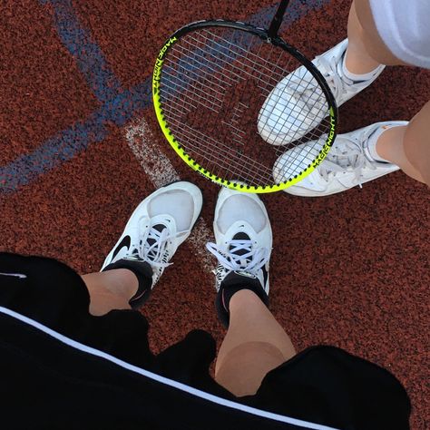 Badminton Shoes Aesthetic, Badminton Aesthetic Outfit, Badminton Girls Outfit, Friends Outfits Aesthetic, Badminton With Friends, Badminton Couple, Badminton Date, Badminton Aesthetic, Badminton Photos