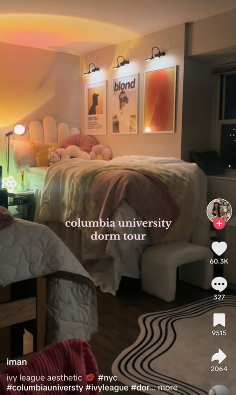 High Dorm Room Bed, Neutral College Dorm, College Dorm Living Room Ideas, Dorm Room Asthetics Ideas, Tv In Dorm Room, Dorm Room Designs Modern, Baddie Dorm Room Ideas, College Dorm Room Ideas Cozy, Hbcu Dorm Room Ideas