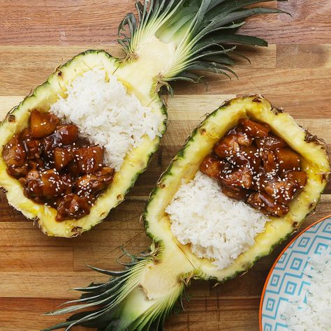 Sticky Pineapple Chicken Recipe by Tasty Teriyaki Pineapple, Pineapple Bowls, Tangy Chicken, Pineapple Chicken Recipes, Pineapple Bowl, Pineapple Fried Rice, Arroz Frito, Chicken Teriyaki, Diner Recept