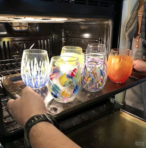 Diy Stemless Wine Glasses Ideas, Paint Wine Glasses Diy, Diy Painted Wine Glasses, Wine Glasses Diy, Paint Wine Glasses, Hand Painted Wine Glasses Diy, Painted Tumblers, Simple Glasses, Diy Wine Glasses Painted