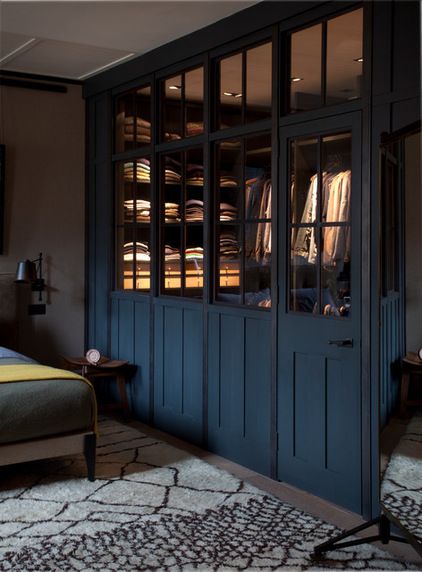 Industrial Bedroom by Plain English - innbyggður fataskápur Bedroom Cupboard Doors, Dressing Room Closet, Walking Closet, Bedroom Cupboards, Bedroom Cupboard, Industrial Bedroom, Dream Closets, Versace Home, Walk In Wardrobe