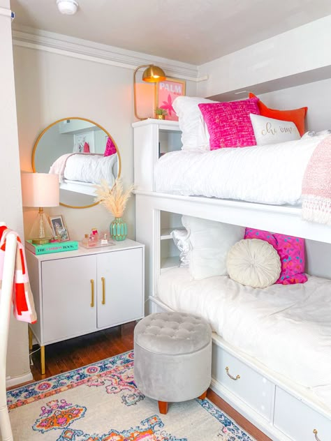 Preppy Dorm Room Decor, Preppy Rooms, Collage Dorm Room, Pretty Dorm Room, Preppy Room Ideas, Sorority Room, Preppy Dorm Room, Preppy Bedroom Decor, Dorm Room Styles