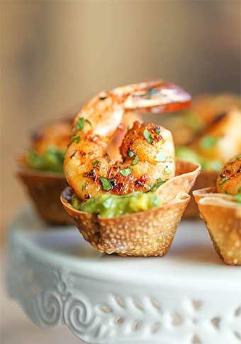 50 Fabulous Holiday Appetizers - Viktoria's Table Fingerfood Recipes, Super Bowl Snack Recipes, Quick Appetizer Recipes, Plats Ramadan, Shrimp Wonton, Wonton Cups, Won Ton, Fancy Event, Bite Size Appetizers