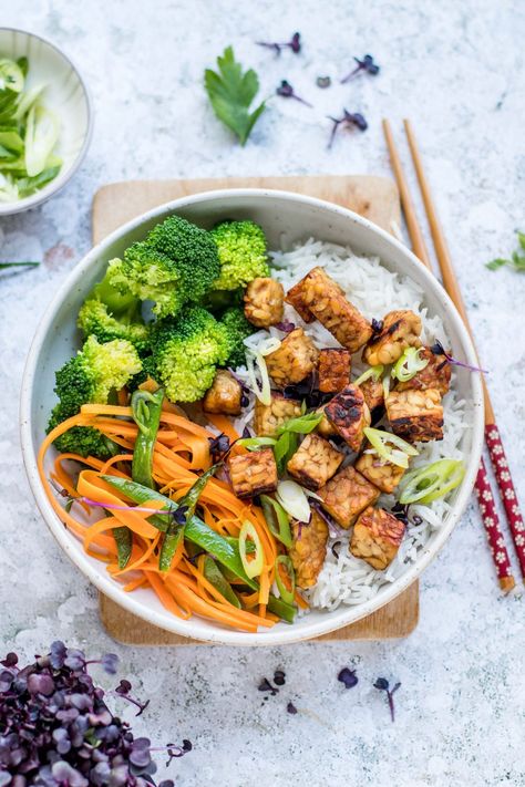 Tempeh rice bowl with vegetables | easy & vegan recipe - Klara`s Life Vegetarian Rice Bowl Recipe, Vegan Rice Bowl, Reis Bowl, Rice Bowl Recipes, Marinated Tempeh, Rice Bowl Recipe, Lunch Saludable, Vegan Rice, Rice Bowls Recipes