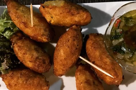 Haitian Akra fritters, or Accra, is an appetizer made of pureed malanga (coco), garlic, scallions, pepper, and herbs fried to golden perfection. Mashed Pumpkin, Pumpkin Dish, Carribean Food, Ripe Plantain, Pumpkin Dishes, Haitian Food Recipes, Gumbo Recipe, Louisiana Recipes, Island Food