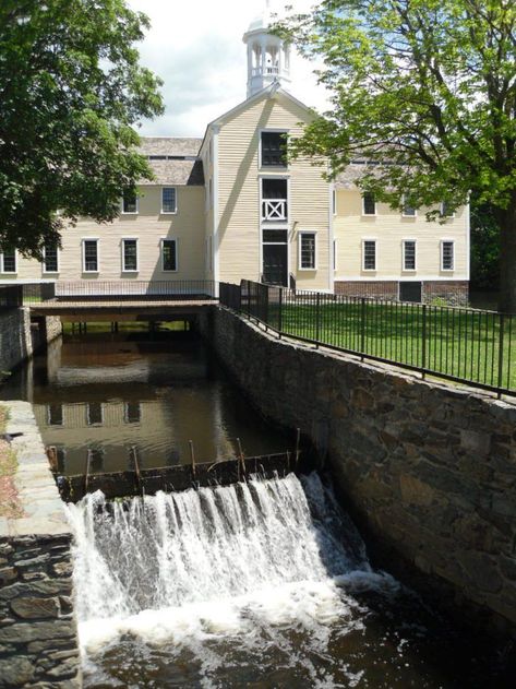 Slater Mill was powered by water flowing from the Blackstone River. Samuel Slater’s machines produced the first cotton thread in 1793. Pawtucket Rhode Island, American Industrial Revolution, Haunted America, Rhode Island Travel, England Vacation, Rhode Island History, Book Fairs, School Field, New England States