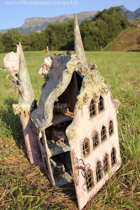 The Magician's Dollhouse — Merveilles en Papier Old Doll House, Dolls Houses, Miniature Houses, Paper Houses, Paper Clay, Fairy Houses, Dollhouse Dolls, Fairy House, Paper Sculpture