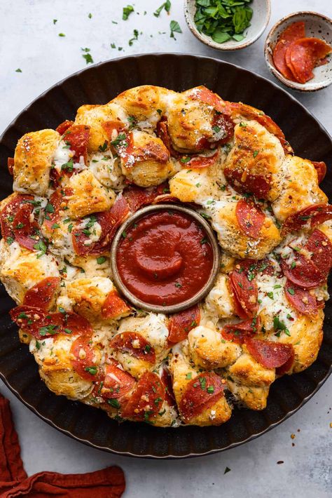 Vegetable Pizza Appetizer, Pizza Muffins Recipe, Bubble Pizza, Monkey Bread Muffins, Pizza Monkey Bread, Pizza Bread Recipe, Easy Bbq Chicken, Leftover Pizza, Pizza Snacks