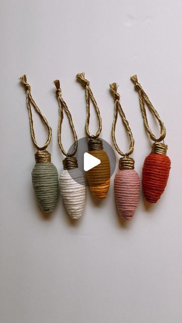 Diy Bead Ornaments, Macrame Christmas Lights, Bulb Ornaments Diy Ideas, Wood Bead Ornaments Diy, Lightbulb Christmas Ornaments, Christmas Bulbs Ornaments Diy, Macrema Christmas Tree Ornament, Macrame Bauble, Cinnamon Stick Macrame Ornament