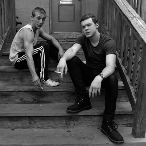 Shameless Ian gallagher lip gallagher black and white hot guys smoking cigarettes Ian And Lip Gallagher, Lip Gallagher Outfits, Ian Gallagher Outfits, Lip And Ian, Shameless Season, Ian Gallagher, Lip Gallagher, Ian And Mickey, Studio Ideas