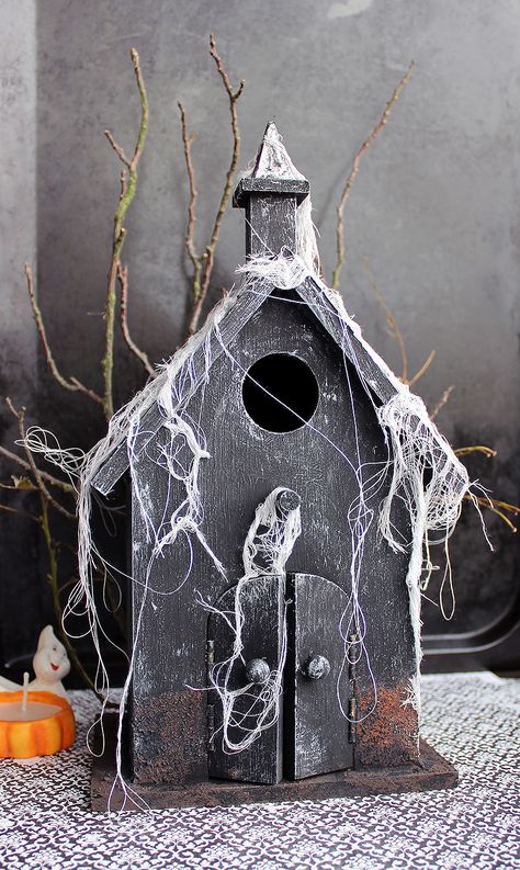 Halloween Birdhouse, Haunted House Craft, Spook Houses, Scary Halloween Decorations Outdoor, Haunted House Diy, Thema Halloween, Dollar Store Halloween, Halloween Fairy, Birdhouse Designs