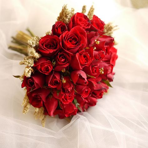 Red wedding bouquet. Definitely don't want one quite so big but I love the touch of gold. Red Wedding Bouquet, Red Bouquets, Red Bridal Bouquet, Gold Bouquet, Red Wedding Theme, Gold Wedding Colors, Red Bouquet Wedding, Red Wedding Flowers, Red Bouquet