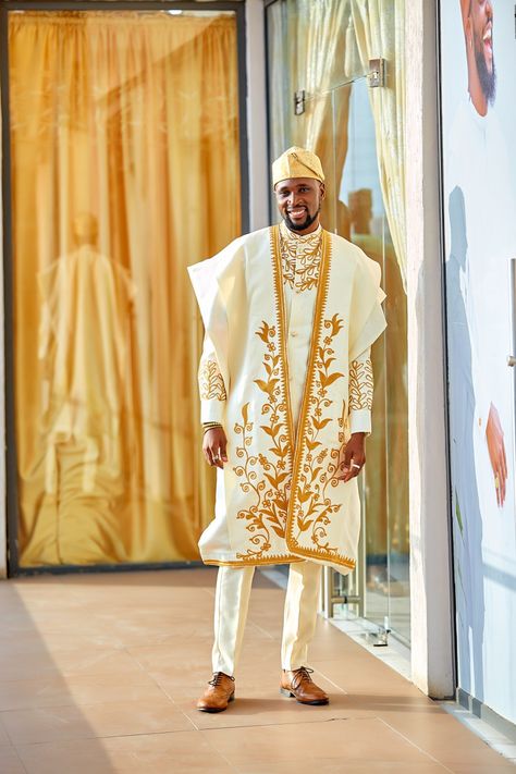 Gold Agbada For Men, Agbada For Men, Brown Boots Fashion, African Men Clothing, New Years Look, Native Wears, Yoruba Wedding, Kente Dress, African Royalty