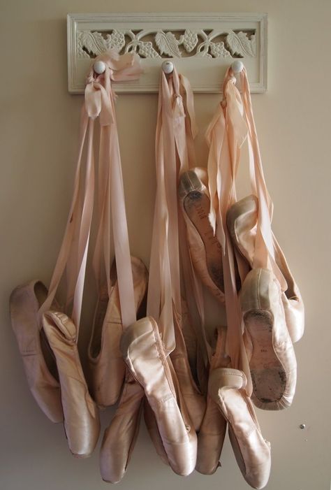 idea for displaying old pointe shoes Ballet Pointe Shoes, Tutu Ballet, Ballet Beauty, Dance Tutorial, Ballet Inspiration, Ballet Art, Dancing Aesthetic, Ballet Photography, En Pointe