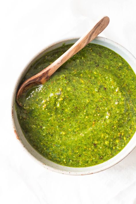 A 5-Minute Basil Pistachio Pesto a.k.a. magical green sauce that tastes as if little fairies had been at work in the kitchen and put some pixie dust in it! Pesto Basil, Spinach Basil Pesto, Pesto Vegan, Pesto Spinach, Basil Pesto Recipes, Spinach Pesto, Pistachio Pesto, Green Pesto, Pasta Night