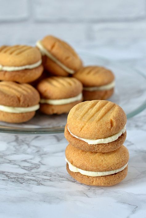 British Custard, Home Made Custard, British Biscuit Recipes, Biscuit Recipes Uk, Custard Cream Recipe, Custard Biscuits, Biscuits Sweet, Custard Creams, Custard Cookies