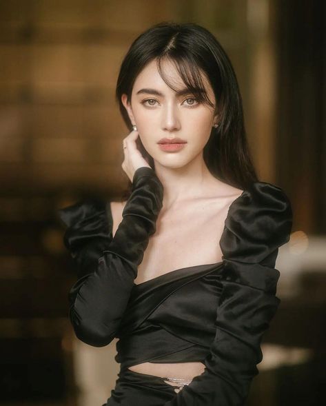 Mai Davika, Maquillage On Fleek, Davika Hoorne, Self Portrait Poses, Fashionista Clothes, Pose Reference Photo, Dream Hair, Celebrity Outfits, Photoshoot Poses