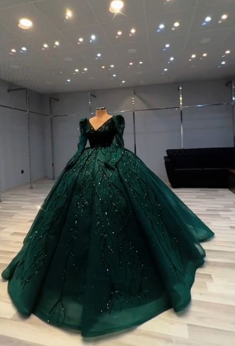 Green Sweet 16 Dress, Ball Gown Sleeves, Ball Gown Green, Emerald Green Ball Gown, Green Sweet 16, Slytherin Dress, Turkish Wedding Dress, Grown Dress, Ball Gowns Fantasy