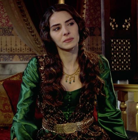 Mahidevran Sultan - Magnificent Century - Season 1, Episode 12 Mahidevran Sultan, Luxury Garden, Magnificent Century, Beautiful Costumes, Fashion Tv, Different Outfits, Indian Hairstyles, Covet Fashion, Season 1