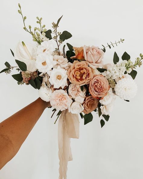 Emily Smithson on Instagram: “Yesterday’s bridal bouquet✨” Fall Bridal Flowers, August Bridal Bouquet, October Bridal Bouquet, Fall Bridal Bouquet October, October Bouquet, Bridal Bouquet Rustic, Fall Bridal Bouquet, Modern Bridal Bouquets, Orange Wedding Colors