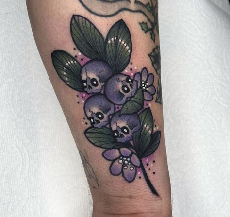 Back If Leg Tattoos, Skull Berry Tattoo, Skull Tattoos Color, Neo Trad Tattoo Design, Neo Traditional Chest Tattoo, Coverup Tattoo Ideas, Petit Tattoo, Plant Tattoo, Spooky Tattoos