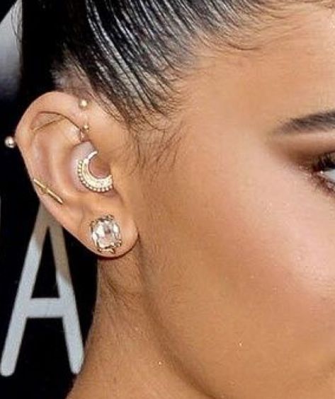 Celebrity Ear Piercings, Kylie Jenner Ear Piercings, Ear Piercing Names, Celebrity Piercings, Kylie Jenner Piercings, Ear Piercings Industrial, Bridge Piercing, Forward Helix Piercing, Cute Ear Piercings