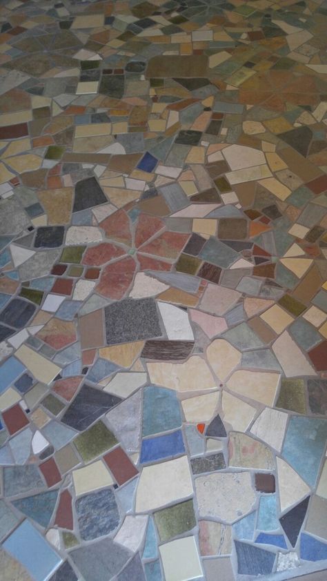 Mozaik Floor, Broken Tiles Floor Design, Mosaic Tile Ideas, Tile Exterior, Broken Tile Mosaic, Stone Mosaic Floor, Bathroom Mosaic, Victorian Floor, Outdoor Bathroom