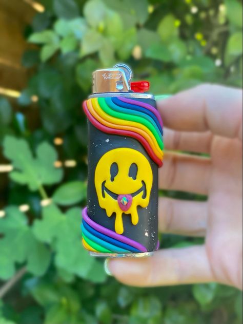 Clay Lighter Case Ideas, Clay Lighter Case Tutorial, Diy Clay Lighter Case, Diy Lighter Case, Lighter Cover Clay, Clay Lighter Case, Polymer Clay Lighter Case, Ceramic Lighter Case, Polymer Clay Lighter Sleeve