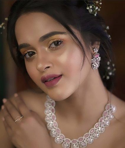 Chinmayee Salvi Wiki, Height, Age, Boyfriend, Family, Biography & More - WikiBio Vogue Magazine Covers, Black Hair Color, Black Families, Bollywood Girls, Vogue Magazine, Dance Performance, Eye Color, Magazine Cover, Diamond Necklace