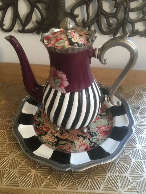 Whimsical Hand-painted Teapot and Tray From the World of Alice - Etsy Alice In Wonderland Teapot, Lamp Shade Crafts, Vintage Tea Time, Painted Teapot, Vintage Tea Sets, Mackenzie Childs Inspired, Fancy Hands, Mckenzie And Childs, Mackenzie Childs