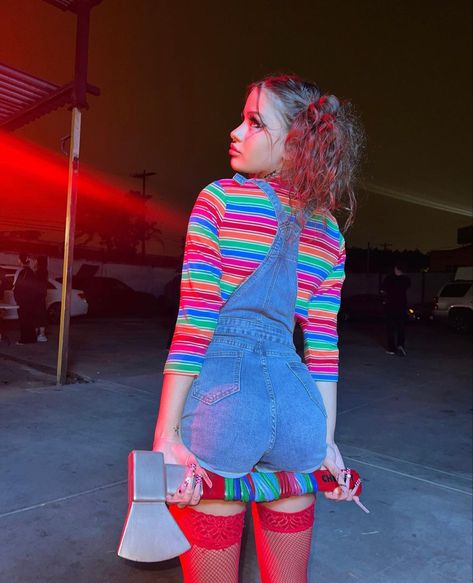 Holloween Costume Ideas Chucky, Neon Inspo Outfits, Chucky Woman Costume, Cute Female Halloween Costumes, Cute Chucky Costume Women, Prymrr Instagram, Easy Movie Characters To Dress Up As, Diy Chucky Costume Women, Female Halloween Costumes 2023