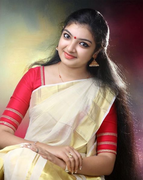 Set Saree Kerala, Kerala Traditional Saree, Malavika Nair, Kerala Girl, Swimsuit Pictures, Saree Pictures, Kerala Saree Blouse, Short Clothes, Kerala Saree Blouse Designs