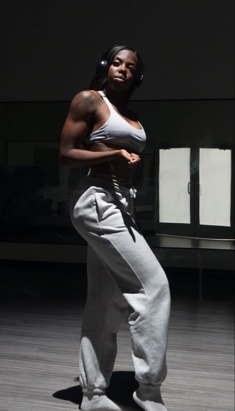 gym, gym motivation, women upper body, gym transformation, gym photo, muscles, upper body muscles, gym inspiration, fitness, fit, black women fitness Black Woman With Muscles, Fitness Photos Black Women, Buff Black Woman, Wellness Bodybuilding Women, Black Gym Girl, Gym Black Women, Black Women Gym, Bulk Women, Upper Body Muscles