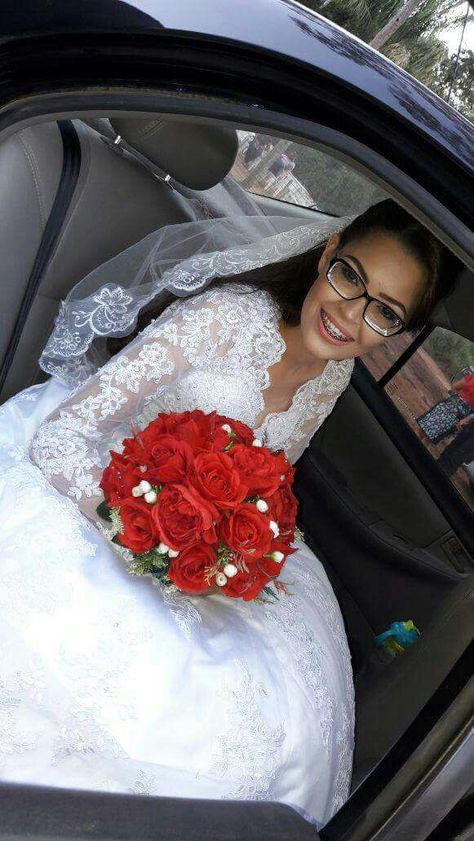 Bride With Glasses, Dyi Wedding, Wedding Glasses, Wearing Glasses, Girls With Glasses, Wedding Board, Wedding Inspo, Cinderella, Dream Wedding