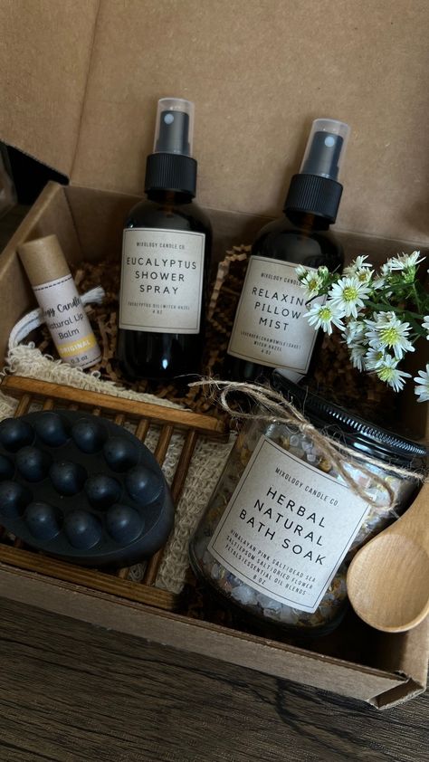 🌿✨ Handmade Spa Set - Natural Self-Care Essentials ✨🌿 Indulge in the ultimate self-care experience with our handmade spa set from Mixology Candle Co. Thoughtfully curated and crafted with care, this luxurious set includes a selection of natural skincare and bath products to pamper yourself from head to toe. 🌸 Set Includes: Natural Lip Balm: Keep your lips soft and moisturized with our nourishing natural lip balm, handmade with botanical ingredients to soothe and protect. Eucalyptus Shower Spr Spa Self Care Gift Basket, Spa Products Packaging, Shower Spa Ideas, Skincare Packaging Ideas, Womens Retreat Gifts, Luxury Self Care, Spa Stuff, Spa Kits, Wellness Kit