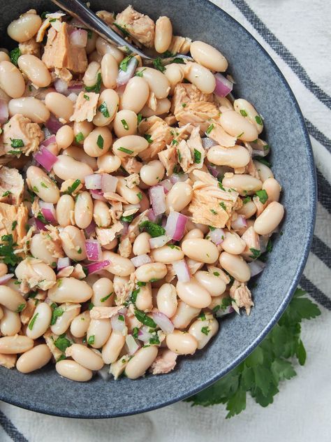 This Tuscan white bean and tuna salad (fagioli e tonno) is really easy to make with just a handful of ingredients. The result is a a tasty mixture of flavors that works well as an antipasti, potluck side or simply a quick lunch. Bean Tuna Salad Recipe, Tuna Salad With Beans, Tuna Bean Salad Healthy, Tuna And White Bean Salad, Tuscan Tuna And White Bean Salad, Tuscan Cooking, Fennel And Orange Salad, Grapefruit Salad, Raw Beets