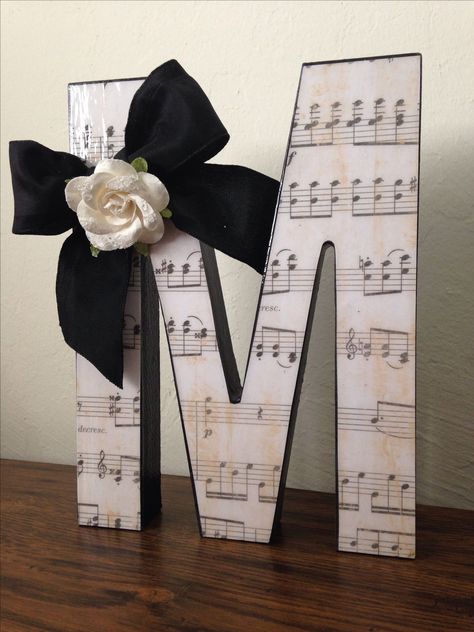 Sheet Music Party Decorations, Piano Themed Party Decoration, Diy Music Notes Decor, Choir Teacher Gifts Diy, Sheet Music Decorations, Senior Band Gift Ideas, Music Gifts Diy Cute Ideas, Gifts For Music Teachers, Gift Ideas For Music Teachers