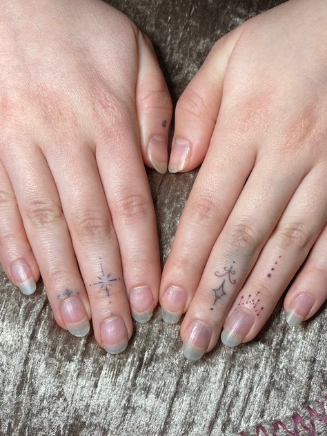 Simple Tattoo Finger, Finger Tattoos Cute, Fem Hand Tattoos, Indie Finger Tattoos, Dainty Finger Tats, Coquette Finger Tattoos, Swirl Finger Tattoo, Cute Easy Hand Tattoos, Hand Poke Hand Tattoo