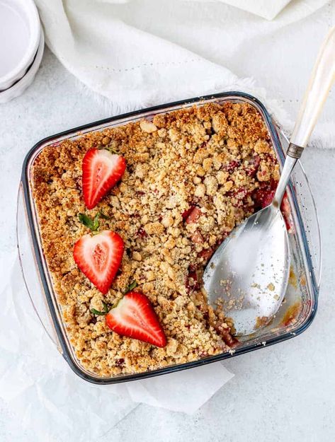 This healthy Strawberry Rhubarb Crisp is the perfect balance of sweet and tart and is so easy to make! Gluten-free, vegan, refined sugar-free. Healthy Strawberry Rhubarb Crisp, Healthy Strawberry Recipes, Rhubarb Oatmeal, Strawberry Rhubarb Crumble, Strawberry Rhubarb Crisp, Rhubarb Desserts, Rhubarb Crisp, Rhubarb Crumble, Low Carb Muffins