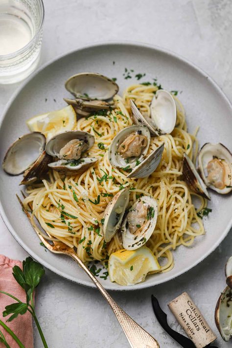 Spaghetti alle Vongole Recipe (Spaghetti with Clams) | Well Seasoned Pasta With Clam Sauce, Pasta With Clams, Spaghetti With Clams, Vongole Pasta, Spaghetti Vongole, Clam Pasta, Clam Sauce, Silvester Party, Spaghetti Recipes